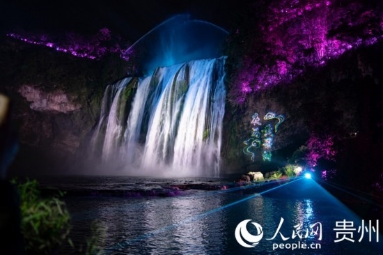 光影中的黃果樹大瀑布。人民網(wǎng) 陽茜攝