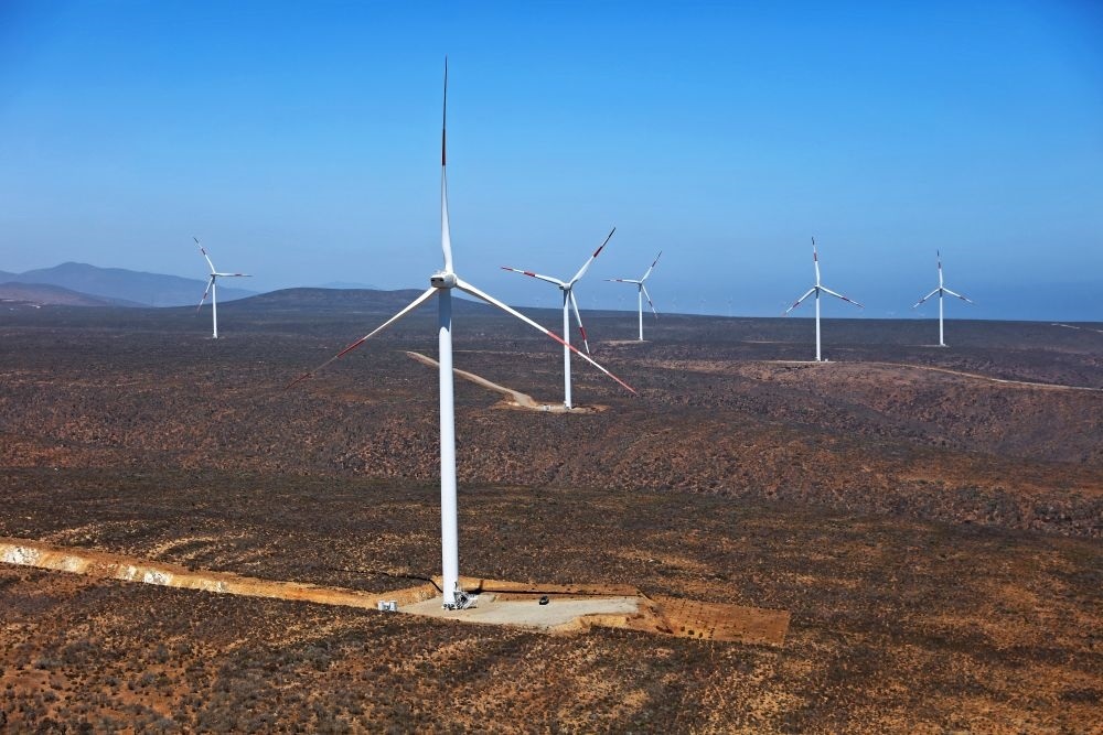 這是2023年2月14日拍攝的位于智利中部沿海的蓬塔謝拉風(fēng)電場(chǎng)。蓬塔謝拉風(fēng)電場(chǎng)是中國(guó)在智利投資建設(shè)的首個(gè)風(fēng)電場(chǎng)，2018年正式投產(chǎn)發(fā)電，可滿足13萬(wàn)戶家庭的用電需求，同時(shí)每年還能減少15.7萬(wàn)噸碳排放。