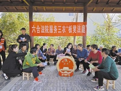 圖③:干警向附近農(nóng)戶解讀相關(guān)法律法規(guī)。