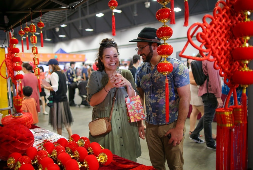 2023年1月21日，在新西蘭奧克蘭舉行的迎接中國(guó)農(nóng)歷春節(jié)活動(dòng)上，人們購(gòu)買新春裝飾品。這個(gè)活動(dòng)吸引當(dāng)?shù)厣先f(wàn)名各族裔民眾聚集一起，共迎中國(guó)春節(jié)。