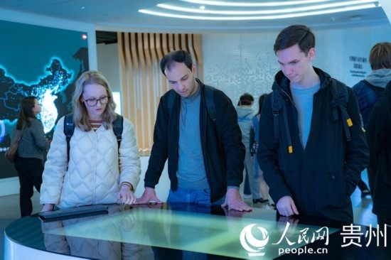 在國家大數(shù)據(jù)（貴州）綜合試驗區(qū)交流體驗中心，歐亞國家記者體驗貴州大數(shù)據(jù)應(yīng)用場景。人民網(wǎng) 陽茜攝