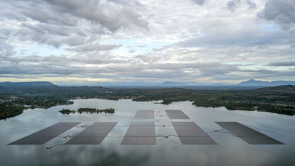 這是2022年12月8日在泰國(guó)烏汶府詩(shī)琳通水庫(kù)拍攝的浮體光伏項(xiàng)目（無(wú)人機(jī)照片）。中泰兩國(guó)聯(lián)合修建的浮體光伏項(xiàng)目2021年10月投入商業(yè)運(yùn)營(yíng)。中國(guó)制造的電池板不斷將日光轉(zhuǎn)化為清潔電能，輸送至當(dāng)?shù)厍Ъ胰f(wàn)戶。