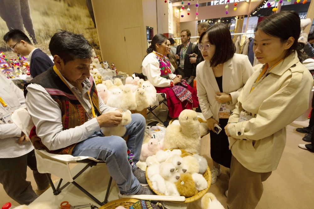 2023年11月7日，秘魯羊駝毛制品手藝人馬馬尼大叔在中國(guó)上海舉辦的第六屆進(jìn)博會(huì)上展示羊駝玩偶制作工藝。秘魯特色羊駝毛制品連續(xù)六屆在進(jìn)博會(huì)上亮相，收獲大量訂單。進(jìn)博會(huì)大舞臺(tái)讓秘魯傳統(tǒng)手藝人有了更廣闊的發(fā)展空間。
