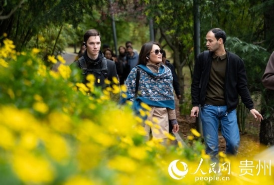 歐亞國家媒體記者走進(jìn)觀山湖公園。人民網(wǎng) 陽茜攝