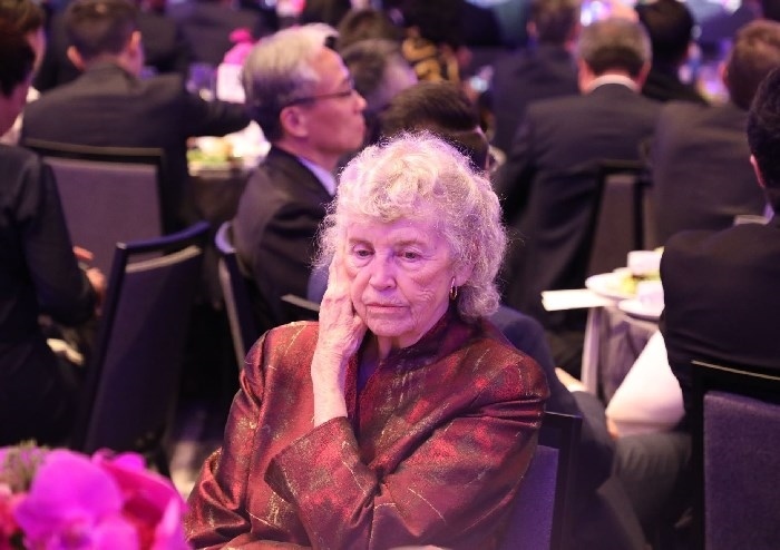 當(dāng)?shù)貢r間11月15日晚，國家主席習(xí)近平在美國舊金山出席美國友好團(tuán)體聯(lián)合舉行的歡迎宴會。在熱烈的掌聲中，習(xí)近平發(fā)表重要演講。圖為參加晚宴人士認(rèn)真聆聽演講。人民日報記者 李志偉 攝