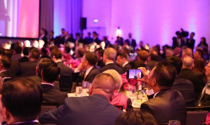 當(dāng)?shù)貢r間11月15日晚，國家主席習(xí)近平在美國舊金山出席美國友好團(tuán)體聯(lián)合舉行的歡迎宴會。在熱烈的掌聲中，習(xí)近平發(fā)表重要演講。圖為參加晚宴人士認(rèn)真聆聽演講。人民日報記者 李志偉 攝