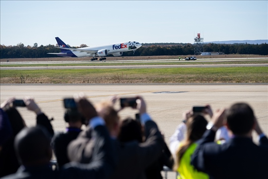 2023年11月8日，運(yùn)送大熊貓的專(zhuān)機(jī)從美國(guó)弗吉尼亞州的華盛頓杜勒斯國(guó)際機(jī)場(chǎng)起飛。旅居美國(guó)的大熊貓“美香”“添添”和它們?cè)谌A盛頓出生并長(zhǎng)大的雄性幼崽“小奇跡”當(dāng)天啟程返回中國(guó)。新華社記者 劉杰攝