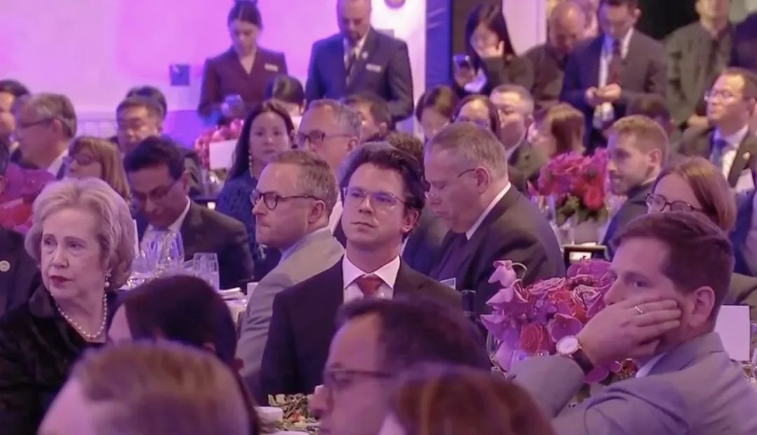 △當(dāng)?shù)貢r(shí)間11月15日晚，習(xí)近平主席在美國友好團(tuán)體聯(lián)合歡迎宴會(huì)上發(fā)表演講。圖為參加宴會(huì)的人士認(rèn)真聆聽演講。