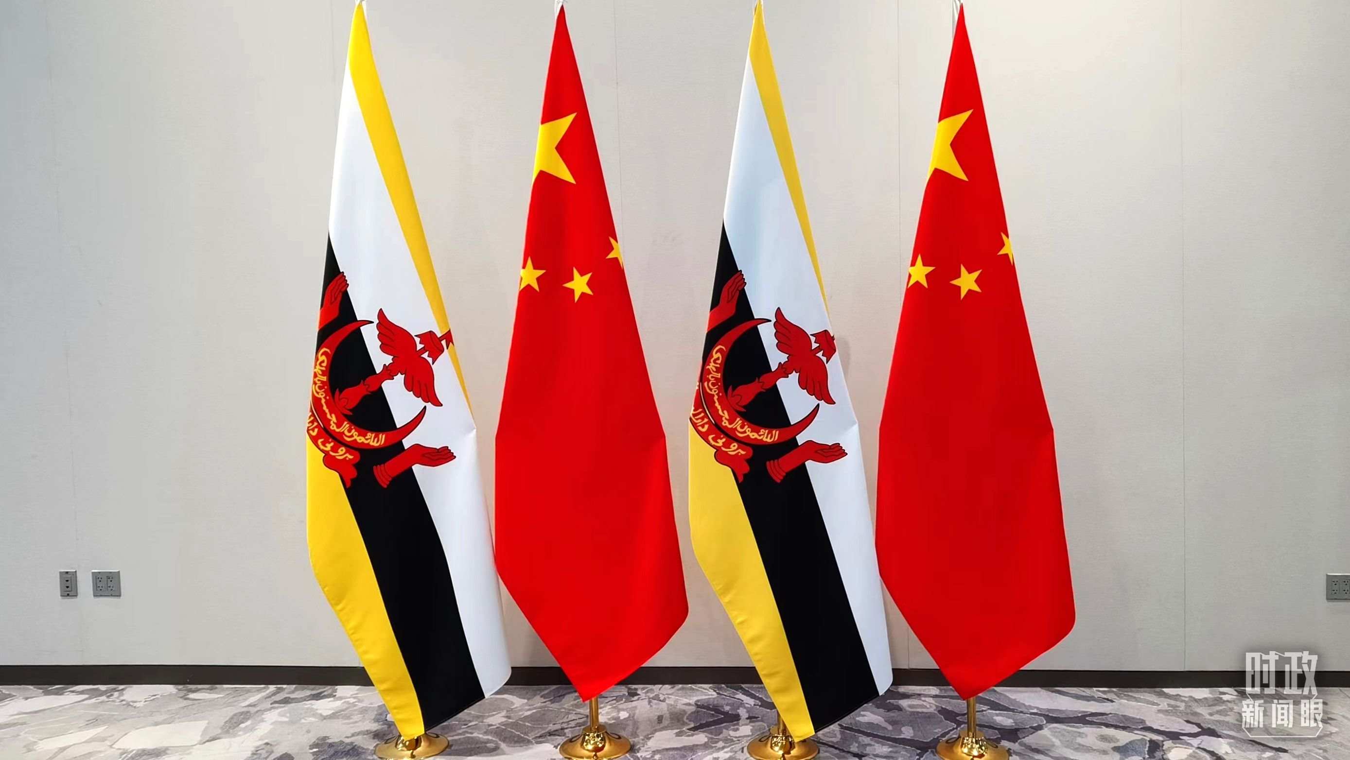 △會(huì)談現(xiàn)場(chǎng)的中文兩國(guó)國(guó)旗。（總臺(tái)央視記者郭鴻拍攝）