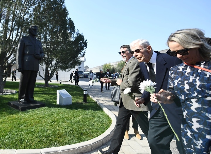 10月30日，在北京，飛虎隊老兵哈里·莫耶（中）向陳納德將軍雕像獻(xiàn)花。