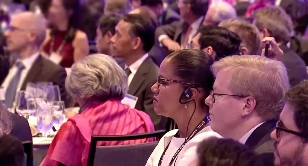 △參加宴會(huì)的人士認(rèn)真聆聽演講。