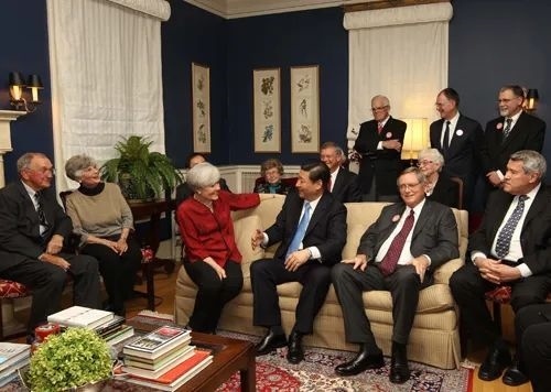 △2012年2月15日，習(xí)近平在前艾奧瓦州友好省州委員會(huì)委員蘭蒂夫人（左三）的家中回憶1985年訪問該地時(shí)的情景。