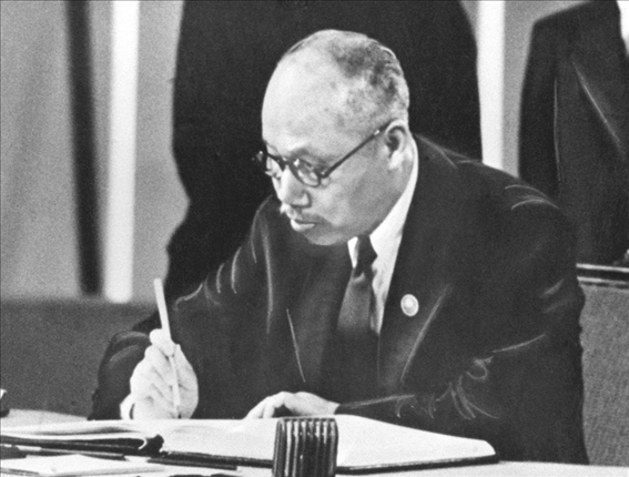 董必武在《聯(lián)合國(guó)憲章》上簽名。新華社發(fā)