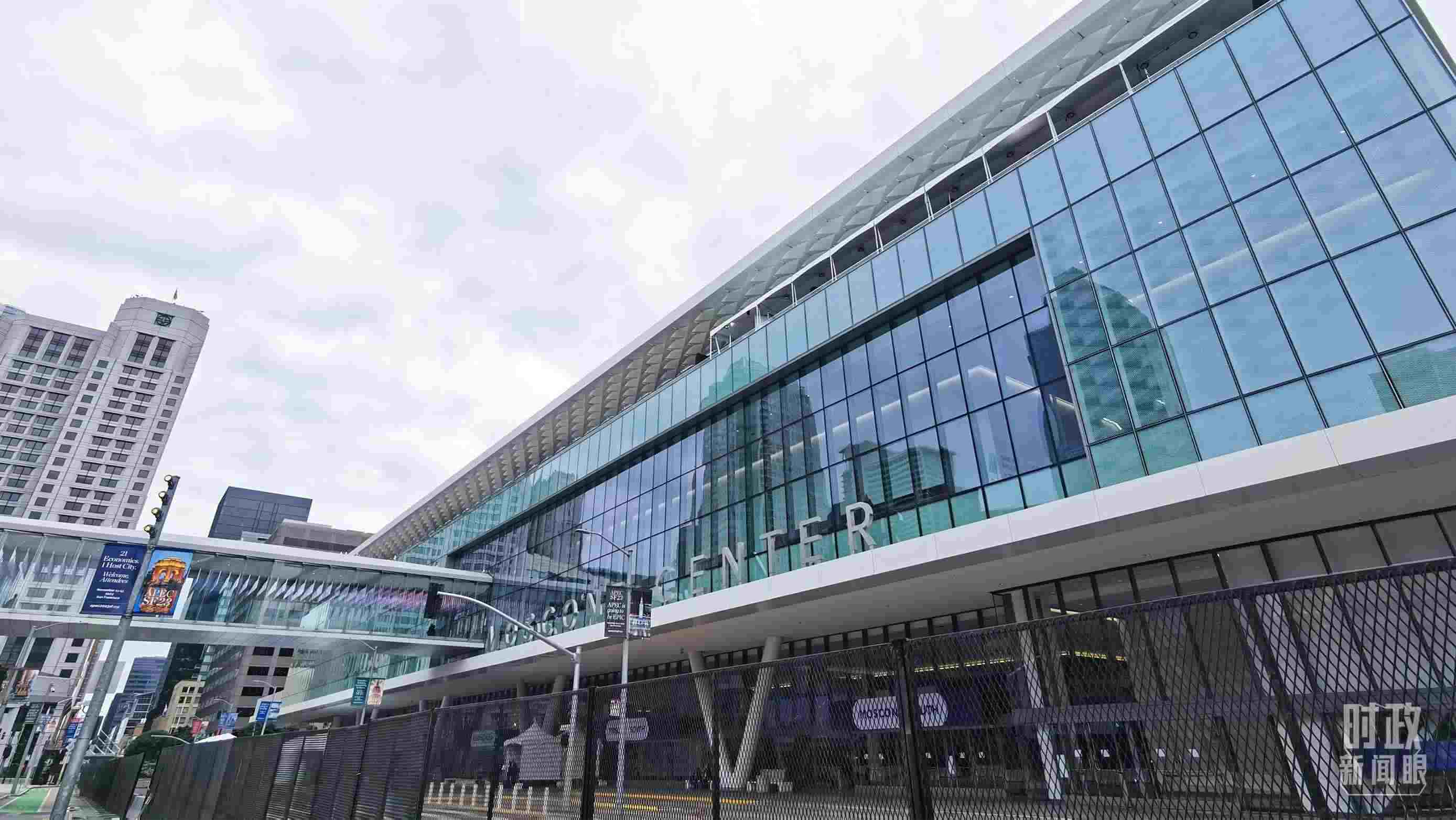 △美國(guó)舊金山，莫斯康中心，APEC第三十次領(lǐng)導(dǎo)人非正式會(huì)議在這里舉行。（總臺(tái)央視記者曹亞星拍攝）