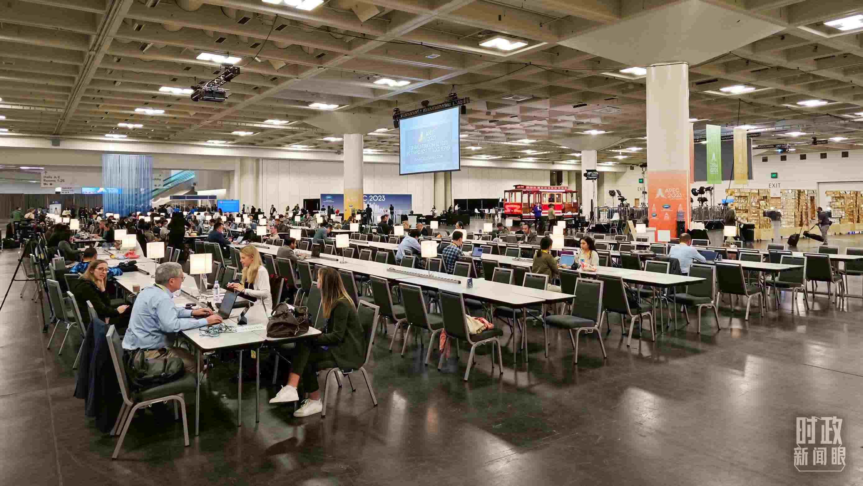 △APEC會(huì)議國(guó)際媒體中心，各國(guó)記者正在工作。（總臺(tái)央視記者王哈男拍攝）