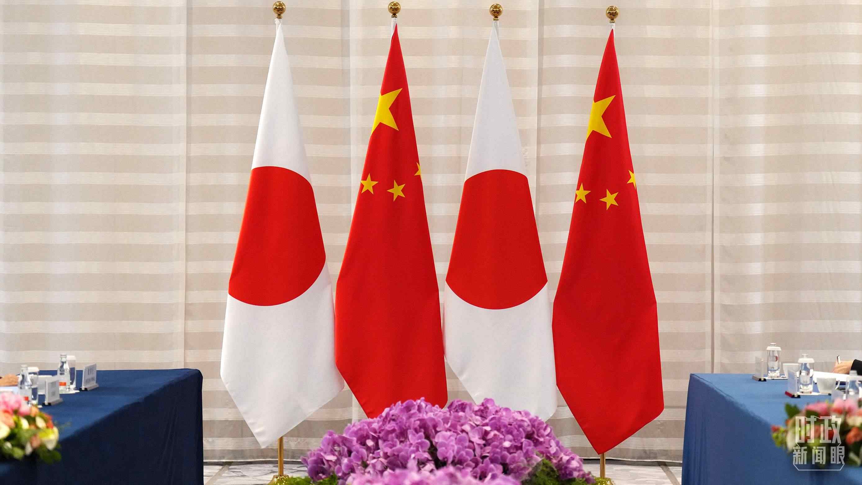 △會(huì)談現(xiàn)場(chǎng)的中日兩國(guó)國(guó)旗。（總臺(tái)國(guó)廣記者李晉拍攝）