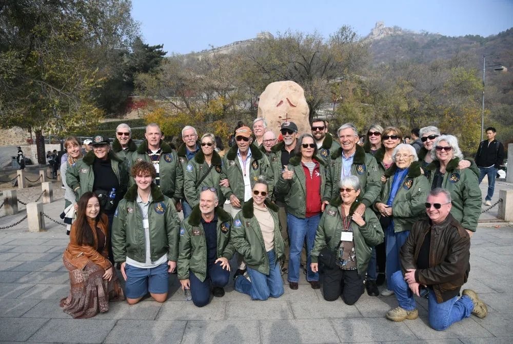 △2023年10月29日，飛虎隊(duì)老兵莫耶一行人在北京八達(dá)嶺長城合影留念。