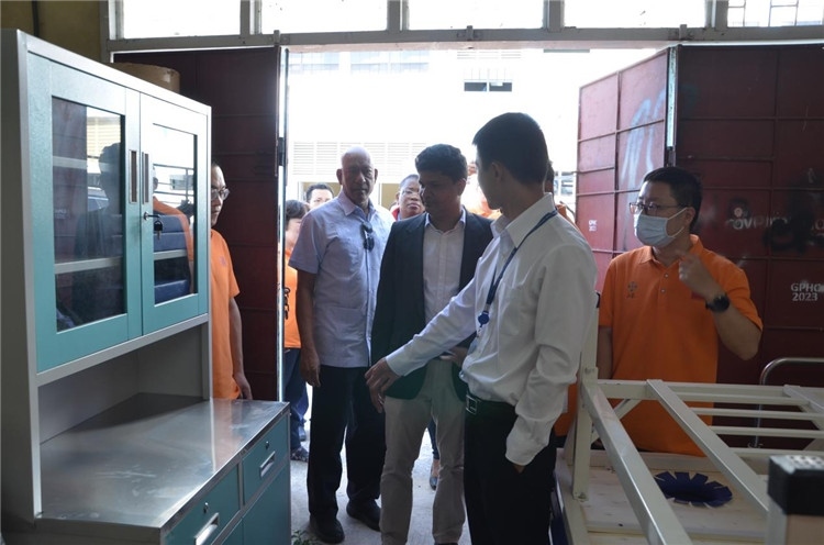 喬治敦公立醫(yī)院執(zhí)行院長(zhǎng)接收捐贈(zèng)物資。第十九期中國(guó)援圭亞那醫(yī)療隊(duì)供圖