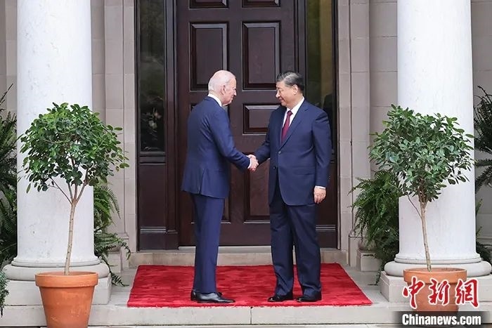 當(dāng)?shù)貢r間11月15日，中國國家主席習(xí)近平在美國舊金山斐洛里莊園同美國總統(tǒng)拜登舉行中美元首會晤。中新社記者 盛佳鵬 攝