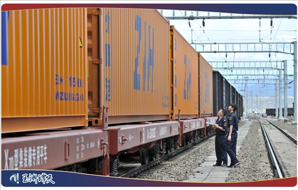 ｜｜新疆阿拉山口，中歐班列從這里經(jīng)過(guò)