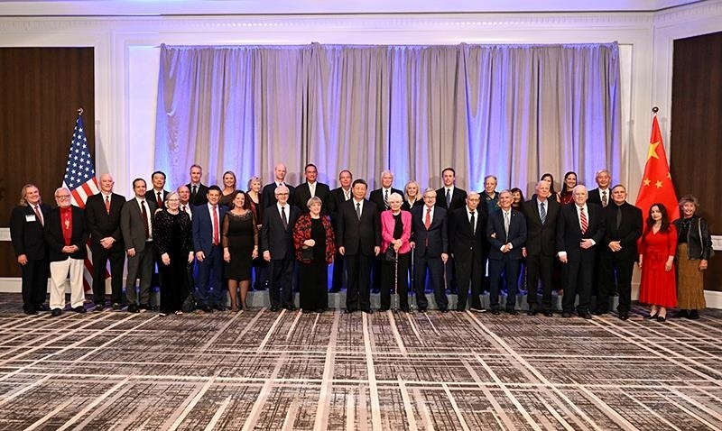 △當(dāng)?shù)貢r(shí)間11月15日晚，習(xí)近平主席在美國(guó)舊金山出席美國(guó)友好團(tuán)體聯(lián)合舉行的歡迎宴會(huì)。這是宴會(huì)開(kāi)始前，習(xí)近平主席同友好人士代表親切交談并合影留念。