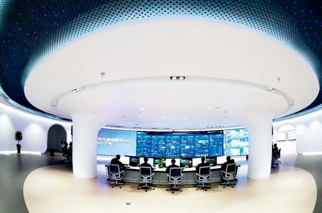 2021年2月2日，江西省撫州市東鄉(xiāng)區(qū)城市大腦指揮中心，工作人員通過(guò)城市大腦指揮平臺(tái)實(shí)時(shí)監(jiān)控、抓取、分析相關(guān)案件。