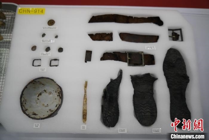 當(dāng)?shù)貢r(shí)間11月22日上午，第十批在韓中國人民志愿軍烈士遺骸裝殮儀式在韓國舉行。圖為裝殮儀式現(xiàn)場拍攝的部分志愿軍烈士遺物。中新社記者劉旭 攝