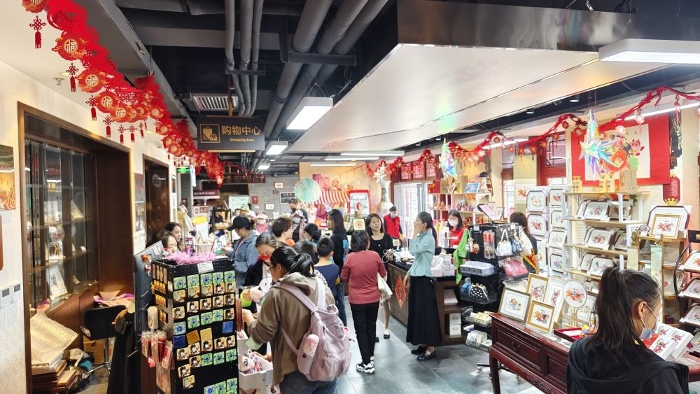 游客在天津市西青區(qū)楊柳青民俗文化館游覽。（新華社記者宋瑞 攝）