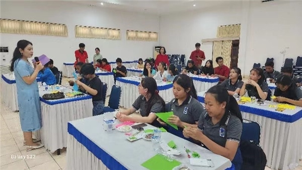 巴陵康孔子學(xué)院中方院長朱敏霞講解中國的二十四節(jié)氣。主辦方供圖