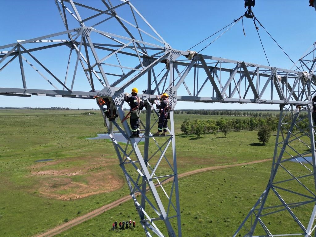 這是2023年11月15日拍攝的位于烏拉圭派桑杜省烏拉圭500千伏輸變電環(huán)網(wǎng)閉合項(xiàng)目施工現(xiàn)場(chǎng)。