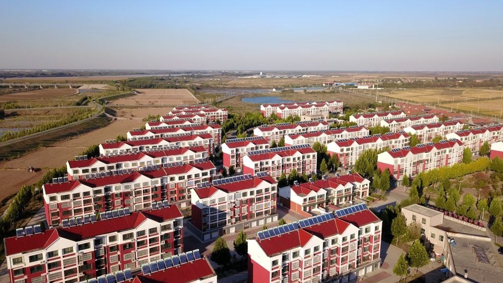 山東省東營(yíng)市墾利區(qū)楊廟社區(qū)（2021年10月17日攝，無(wú)人機(jī)照片）。新華社記者 郭緒雷 攝