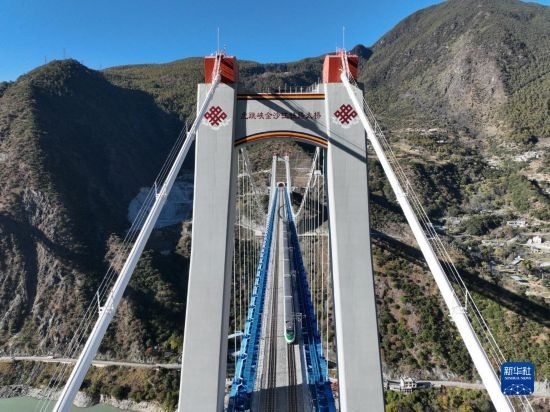11月25日，列車通過麗香鐵路金沙江特大橋（無人機照片）。