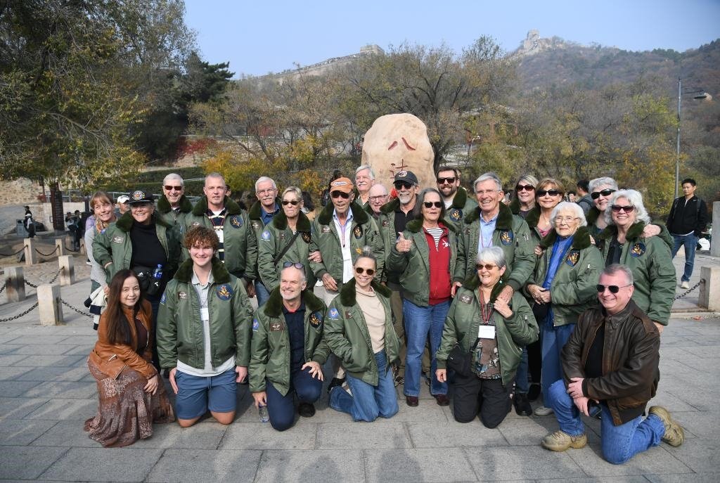 10月29日，飛虎隊(duì)老兵莫耶一行人在北京八達(dá)嶺長城合影留念。當(dāng)日，美中航空遺產(chǎn)基金會訪華代表團(tuán)成員陸續(xù)抵達(dá)北京。新華社記者任超攝