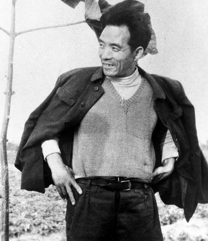 這是焦裕祿當(dāng)年滿懷豪情地在泡桐樹(shù)前留影。新華社發(fā)（1990年5月10日發(fā)）