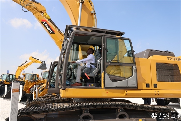 嘉賓參觀體驗(yàn)山東重工產(chǎn)品。人民網(wǎng)記者 任皓宇攝