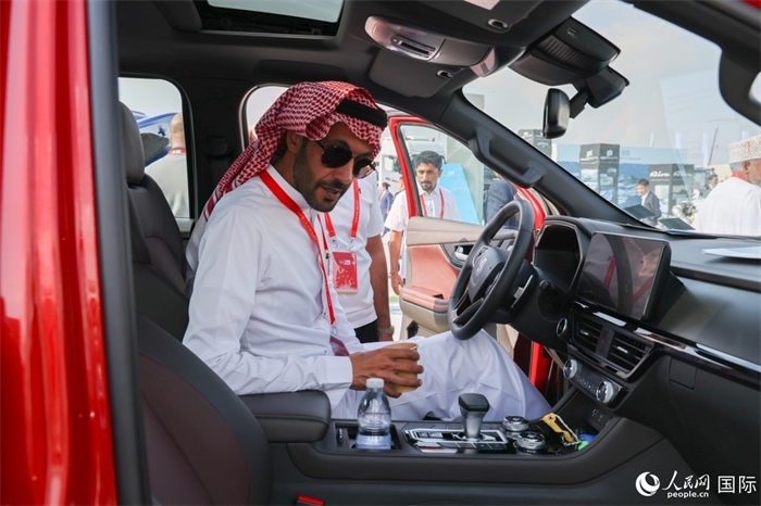 嘉賓參觀體驗(yàn)山東重工產(chǎn)品。人民網(wǎng)記者 任皓宇攝