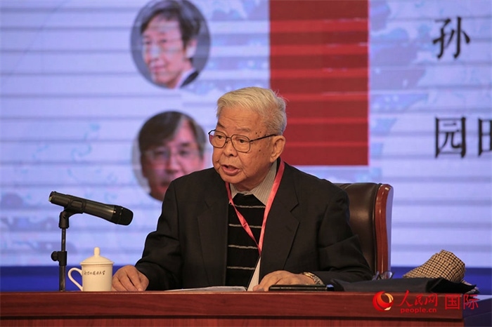 北京外國語大學北京日本學研究中心原主任嚴安生發(fā)表主旨演講。人民網(wǎng)記者 張麗婭攝