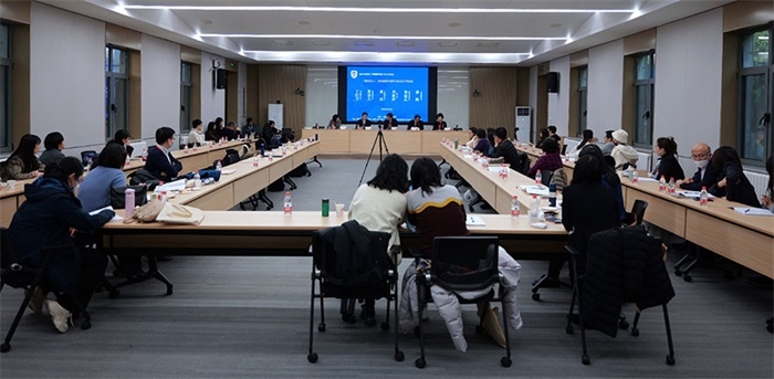 “區(qū)域國別學視角下的日語學科建設”圓桌論壇現(xiàn)場。主辦方供圖