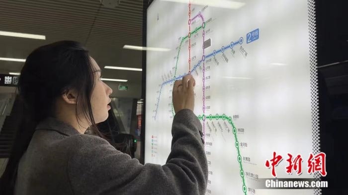 李佳夢(mèng)正在坐地鐵。呂盛楠 攝