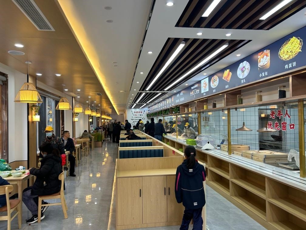 位于安徽合肥市瑤海區(qū)和平路街道綠苑社區(qū)的社區(qū)老年大食堂。（綠苑社區(qū)供圖）