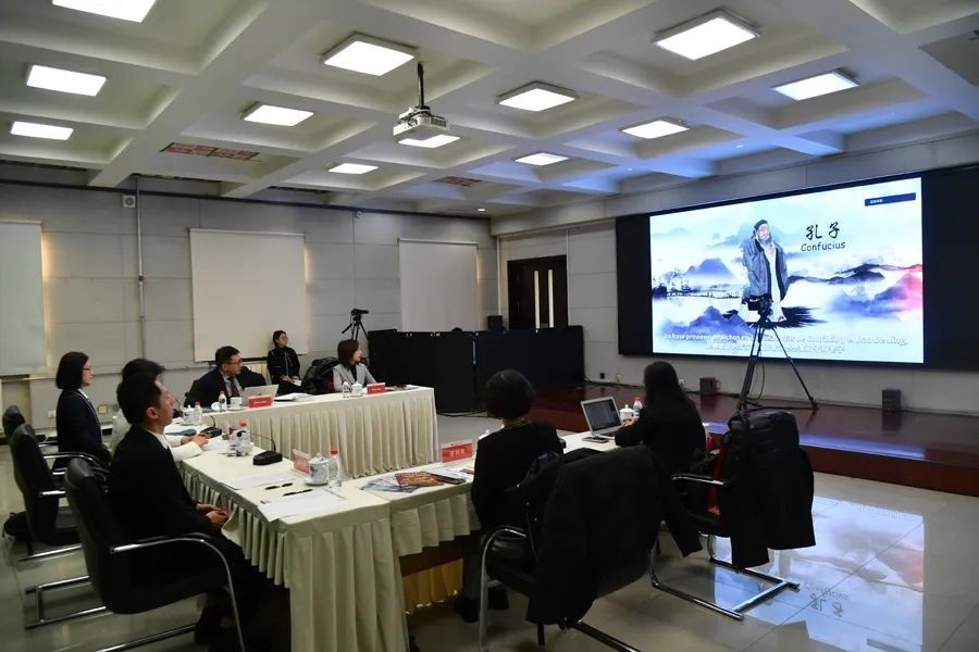 與會嘉賓觀看由美洲中心策劃制作的“一帶一路”主題視頻節(jié)目《習(xí)語用典——大道不孤 眾行致遠(yuǎn)》。