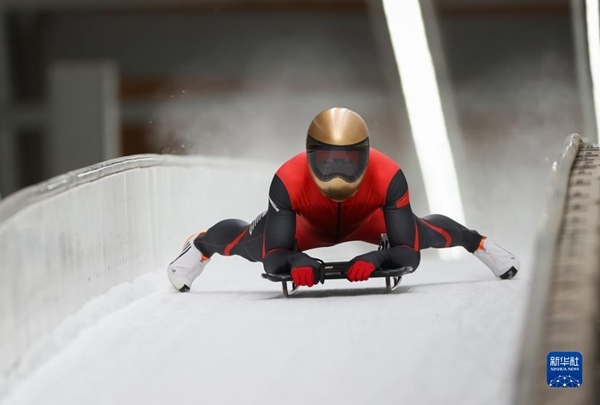 11月25日，天津隊(duì)選手閆文港在比賽中抵達(dá)終點(diǎn)。新華社記者 王楷焱 攝
