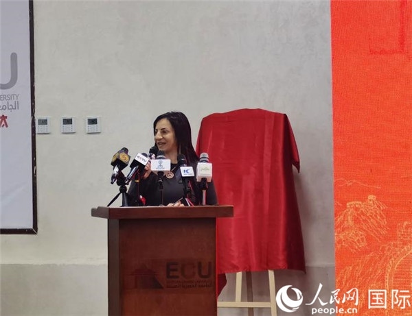 埃及中國(guó)大學(xué)副董事長(zhǎng)索娜塔致辭。人民網(wǎng)記者 沈小曉攝