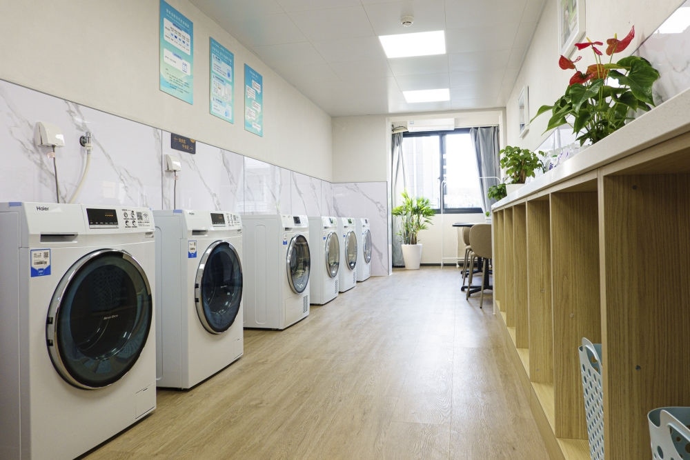 閔行區(qū)新時(shí)代城市建設(shè)者管理者之家的共享廚房和共享洗衣房。