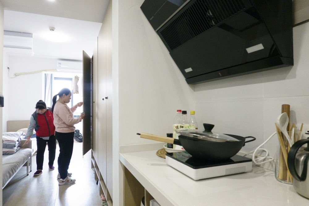 住戶(hù)在閔行區(qū)新時(shí)代城市建設(shè)者管理者之家收拾房間。