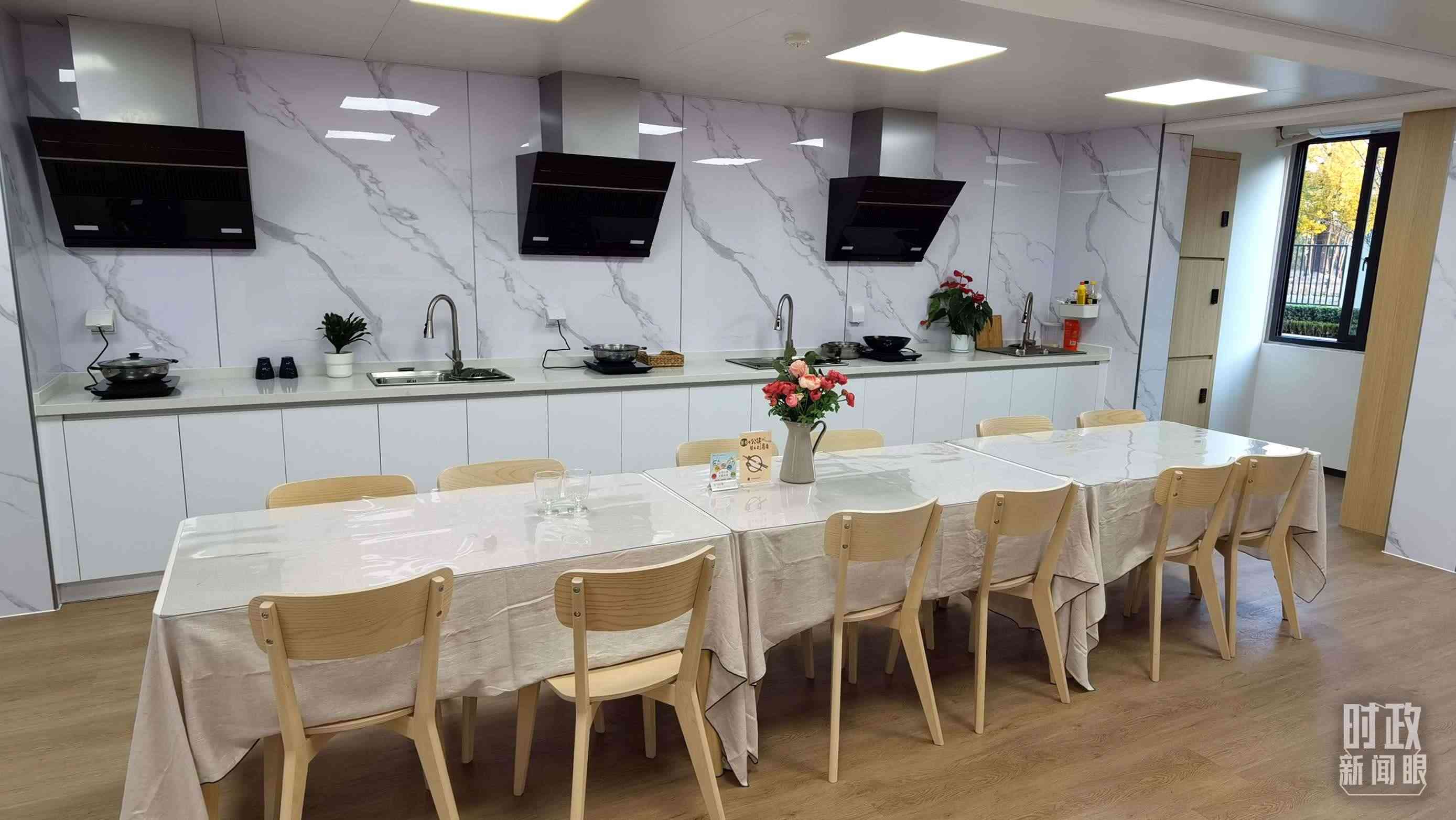 △閔行區(qū)新時(shí)代城市建設(shè)者管理者之家內(nèi)的共享廚房。（總臺(tái)央視記者郭鴻拍攝）