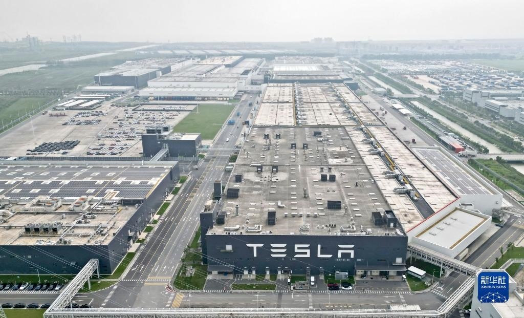 這是在中國（上海）自由貿(mào)易試驗(yàn)區(qū)臨港新片區(qū)拍攝的特斯拉上海超級工廠（2023年9月26日攝，無人機(jī)照片）。新華社記者 劉穎 攝