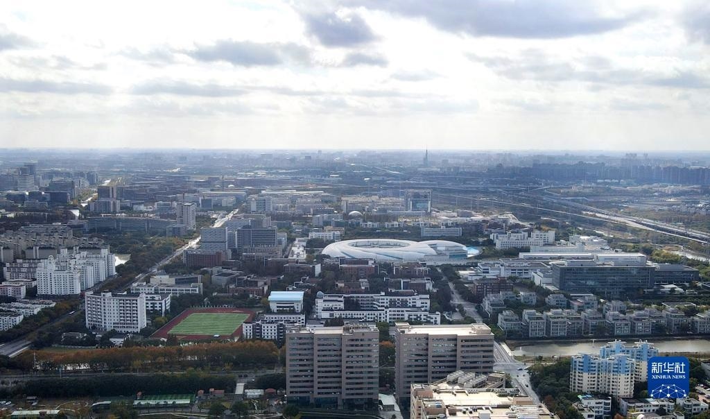 這是2023年11月25日在上海浦東新區(qū)張江科學(xué)城拍攝的形如鸚鵡螺的大科學(xué)裝置上海光源（中）（無人機(jī)照片）。新華社記者 方喆 攝