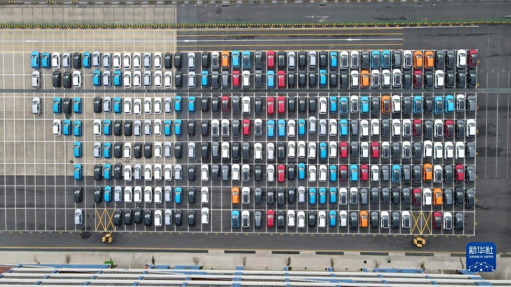 這是2023年7月9日在上海外高橋海通汽車碼頭拍攝的等待裝船運(yùn)往澳大利亞的上汽MG品牌汽車和新能源車（無人機(jī)照片）。新華社記者 方喆 攝