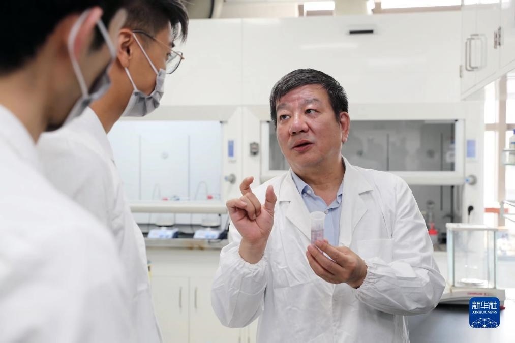 中國科學(xué)院院士、國家自然科學(xué)獎一等獎得主趙東元在復(fù)旦大學(xué)實(shí)驗(yàn)室里指導(dǎo)學(xué)生（2023年9月2日攝）。新華社記者 劉穎 攝